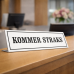 Bordskilt "KOMMER STRAKS" emalje sort 20x6 cm M46 Bordskilt "KOMMER STRAKS" emalje sort 20x6 cm M46