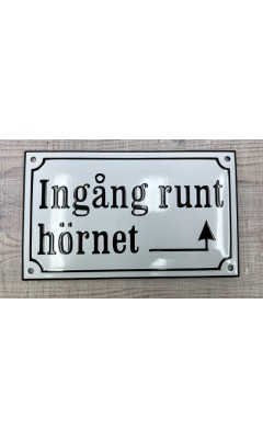 Emaljskylt Ingång runt hörnet med pil höger vit - svart 20 x 12 cm modell 10-3 Emaljskylt Ingång runt hörnet med pil höger vit - svart 20 x 12 cm modell 10-3